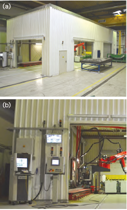 図5　PLM 社のベルリン工場におけるフォト ン社レーザ室（ a ）と、レーザ室の中央管理イ ンタフェース（ b ）。