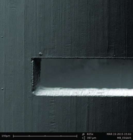 図2　ステンレス鋼箔 におけるこのクリーン でデブリのない切断結 果は、薄い材料の加工 に対するフェムト秒レ ーザの利点を象徴して いる。