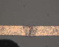 図１　キーホールモードで溶接した254μmの銅板の断面図。